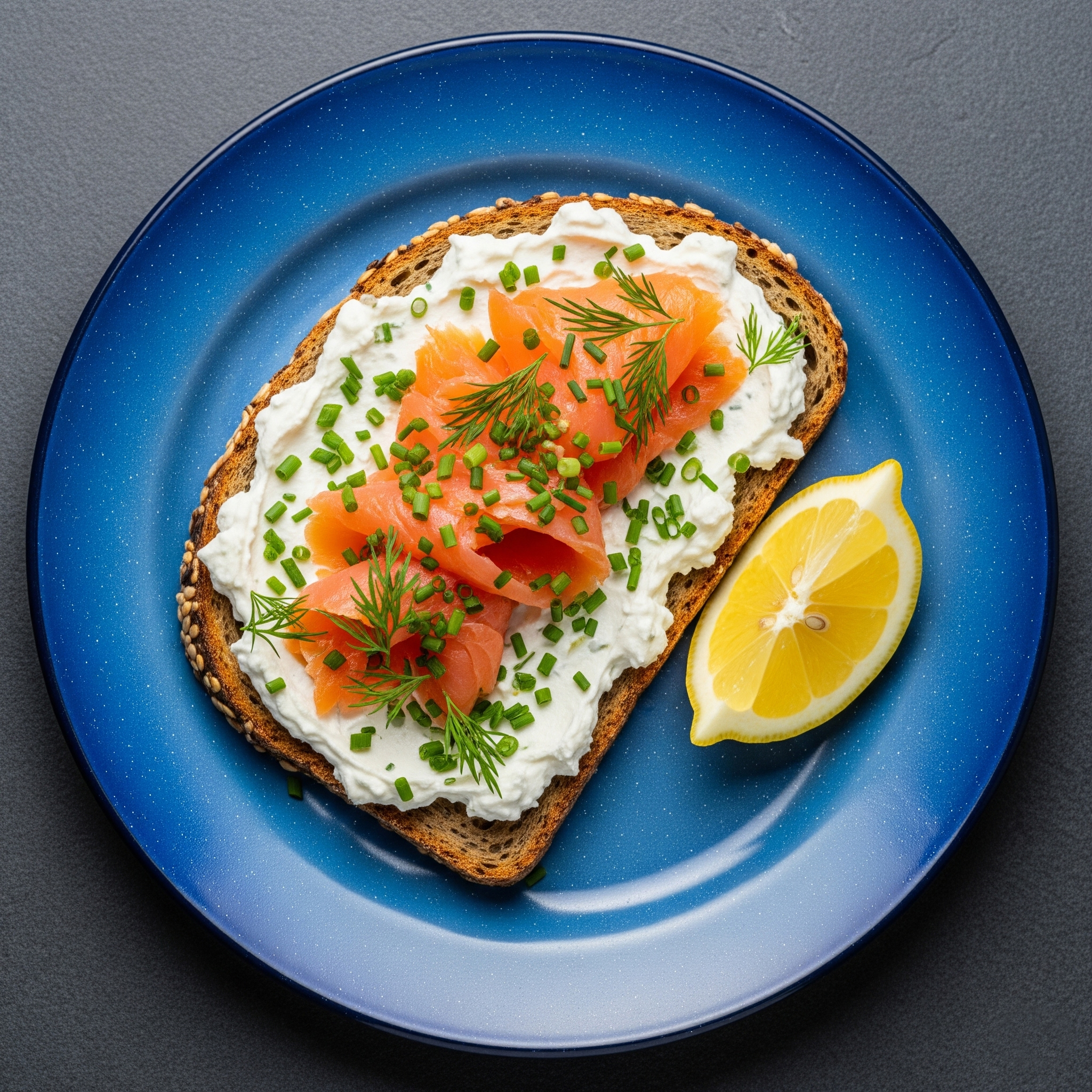 🥪 Tostada Nórdica con Salmón, Queso Cremoso y Hierbas Frescas